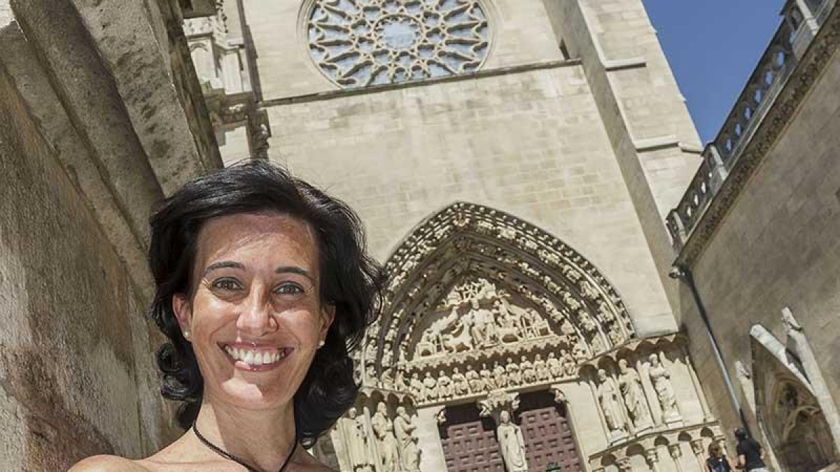 Pilar Alonso, autora del estudio sobre las vidrieras de la Catedral de Burgos.-ICAL