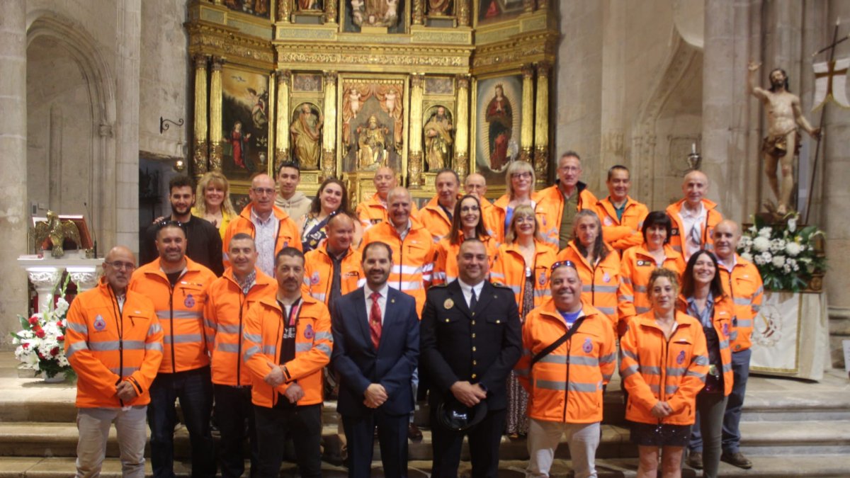 Foto de familia de la agrupación tras la misa en honor a su patrón, San Pedro Regalado. ECB