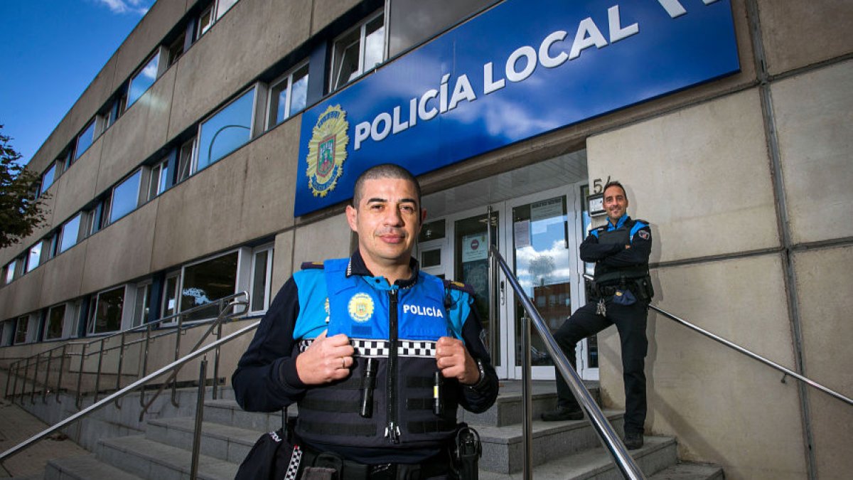 Los policías Rubén Úzquiza y Sergio Agudo no solo atendieron el lunes a una víctima de violencia de género, también cuidaron a su hijo. TOMÁS ALONSO