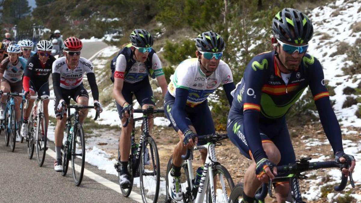 Marc Soler, en el centro, a rueda de Valverde, en el grupo que comanda Rojas, en la Volta.-TONI ALBIR / EFE