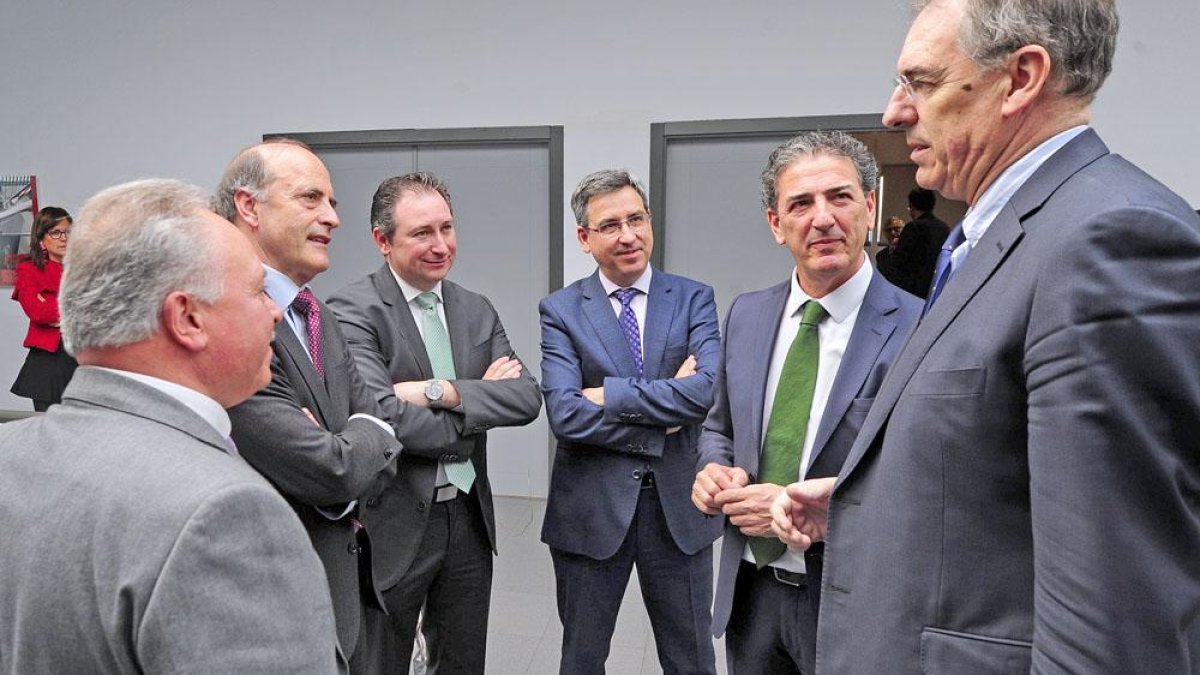 José María Vela, segundo por la izquierda, conversa con el gerente del HUBU, Miguel Ängel Ortiz, segundo la derecha, y Benavente, a la derecha.-ISRAEL L. MURILLO