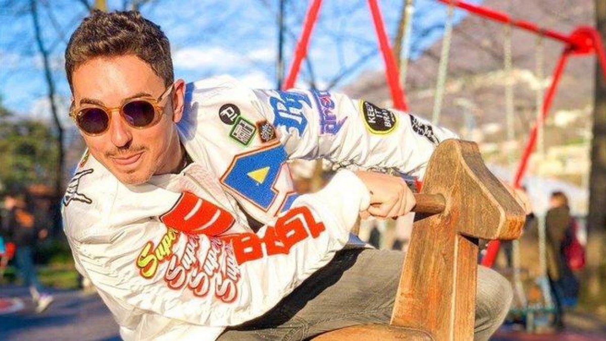 Jorge Lorenzo juega, esta semana, con un caballito de madera en un parque de Lugano.-TWITTER JORGE LORENZO