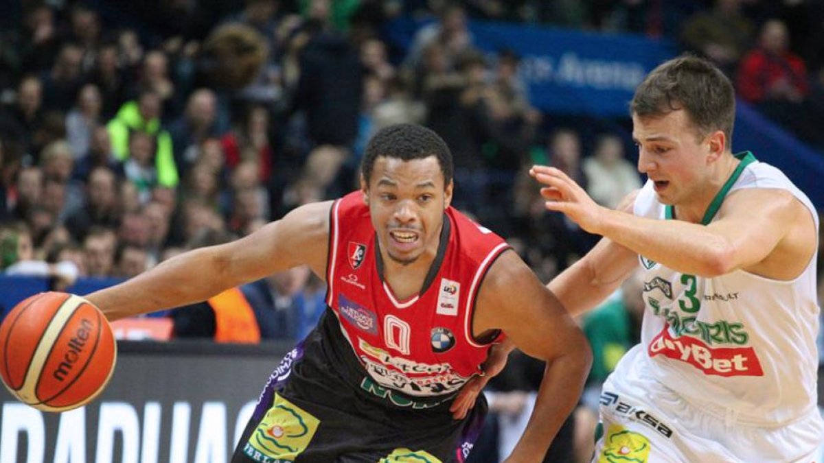 Fisher supera a un jugador delZalgiris en un partido de la pasada temporada.-BC.LRYTAS.LT