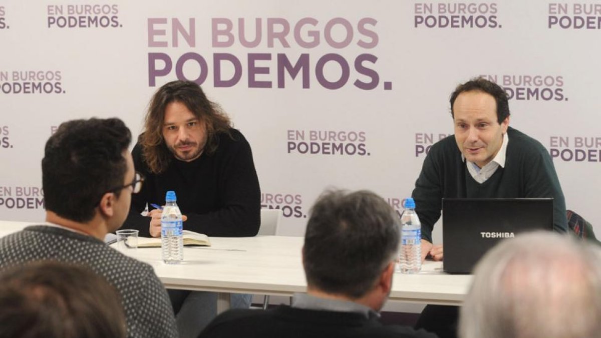 Miguel Vila, de Podemos, y Sergio Ibáñez, profesor de la UBU, en un momento del coloquio sobre el directo.-ISRAEL L. MURILLO
