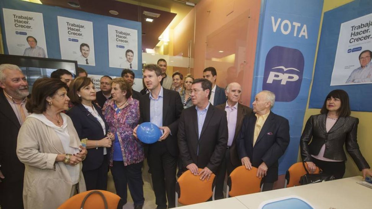 Foto de familia de la candidatura municipal de los populares en su nuevo local en la calle Laín Calvo.-SANTI OTERO