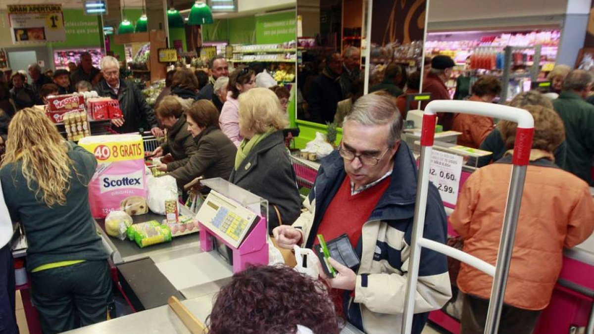 Burgaleses comprando en un supermercado de la ciudad.