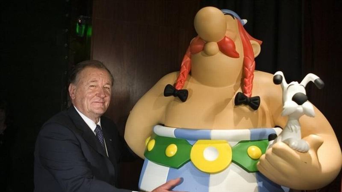 Uderzo posa con una reproducción de los personajes de Obélix e Idéfix, en el 2009.-