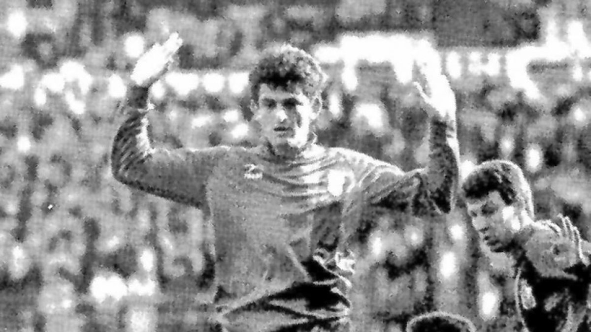 Juric comete una falta a Gica Hagi en el partido del Bernabéu-ECB