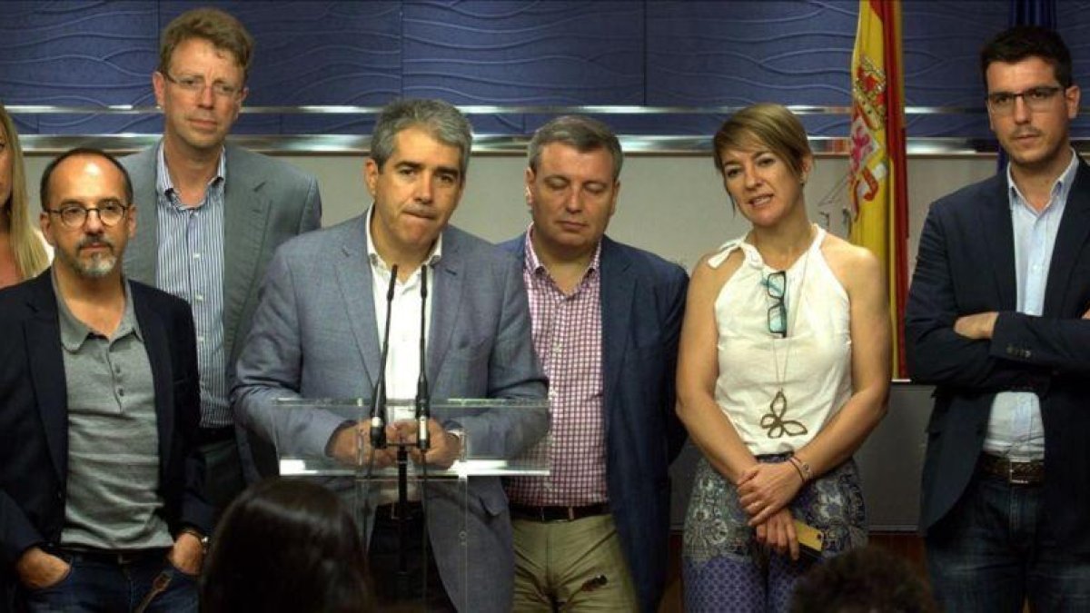 El portavoz de Convergència, Francesc Homs, con algunos de los diputados de su partido, en el Congreso.-DAVID CASTRO