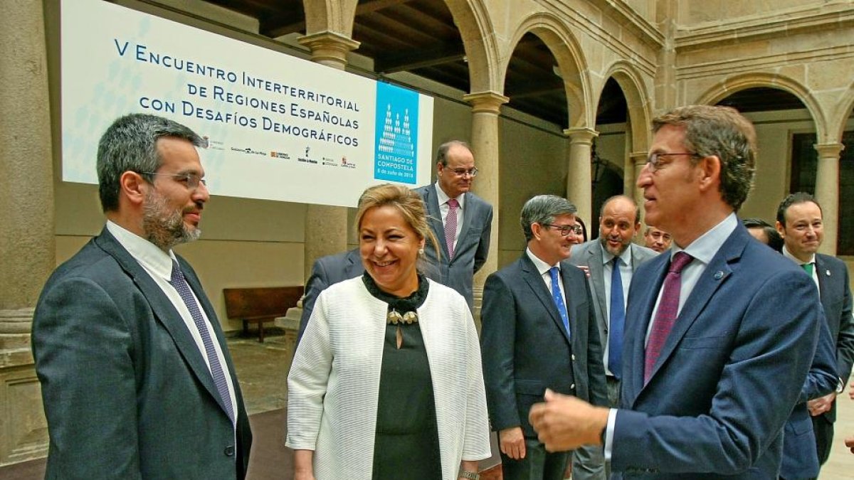 Rosa Valdeón conversa con Alberto Núñez Feijóo y Giorgio Cerina, de La Rioja, en el encuentro interterritorial.-ICAL