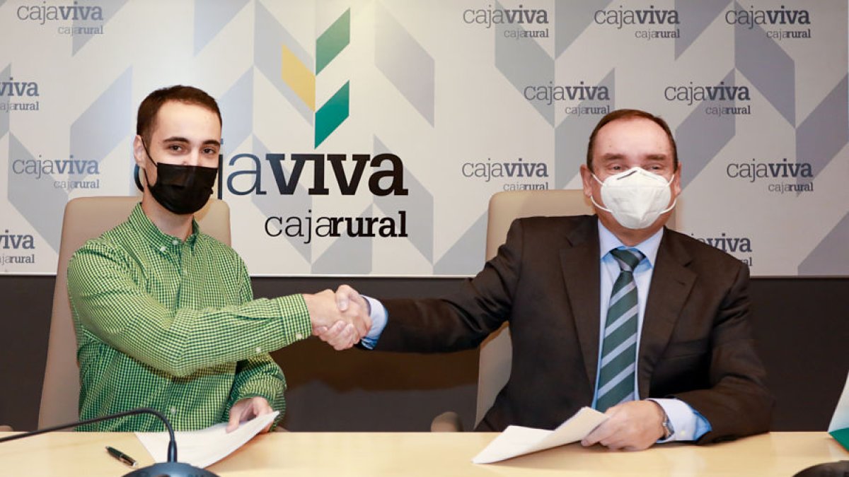 El presidente de AJE, Álvaro Peso, con el director general de Cajaviva Caja Rural, Ramón Sobremonte. TOMÁS ALONSO