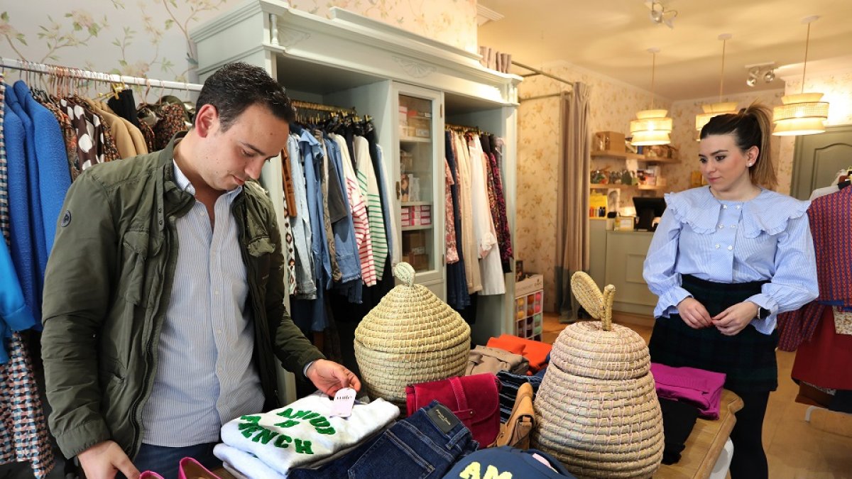 Leticia Martinez y Aitor Colmenero, creadores de la firma Milé de ropa para mujer en la localidad de Paredes de Nava(Palencia)