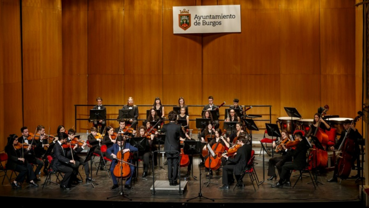 La Joven Orquesta Sinfónica de Burgos (JOSBu) celebra su décimo aniversario en el Teatro Principal. SANTI OTERO