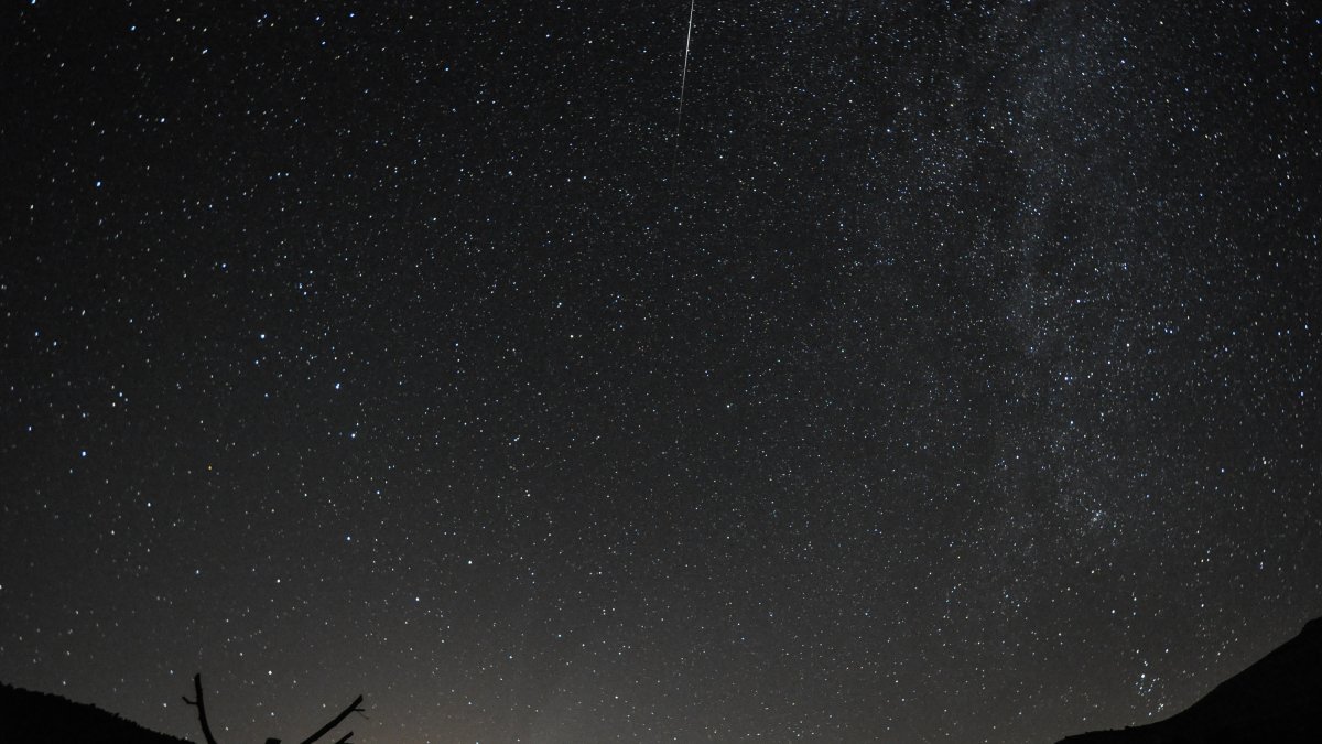 Fotografía del cielo nocturno con el Cometa Neowise y una fugaz. EMILIO GUTIÉRREZ