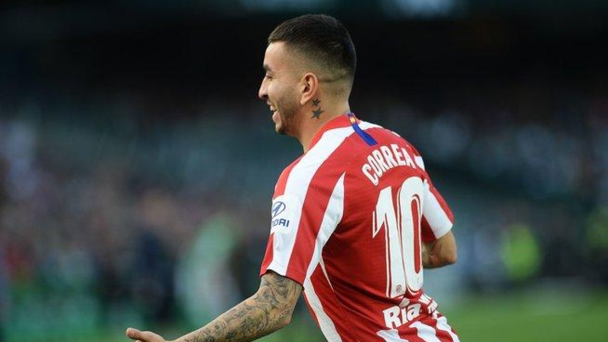 El argentino del Atlético Correa celebra el gol del 0-1 ante el Betis.-AFP