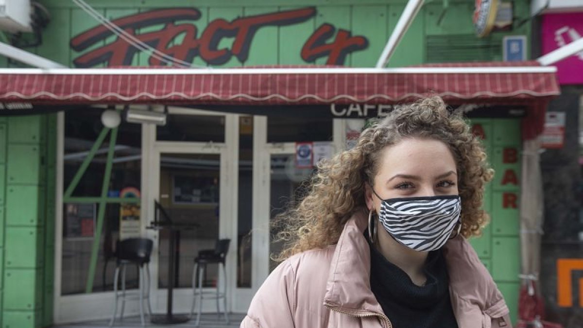 Paula Rodríguez frente al bar de su padre. RAÚL OCHOA