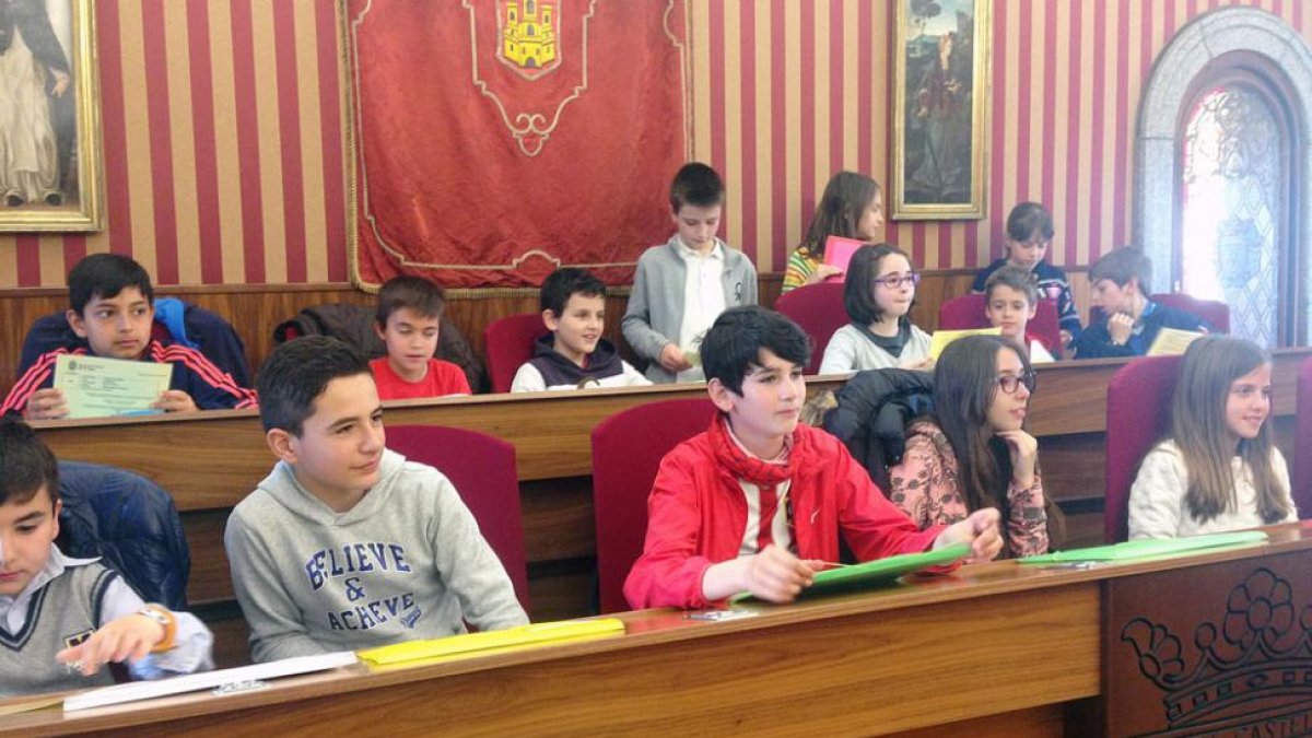 Los jóvenes cooperativistas con sus permisos en el salón de Plenos.-ECB