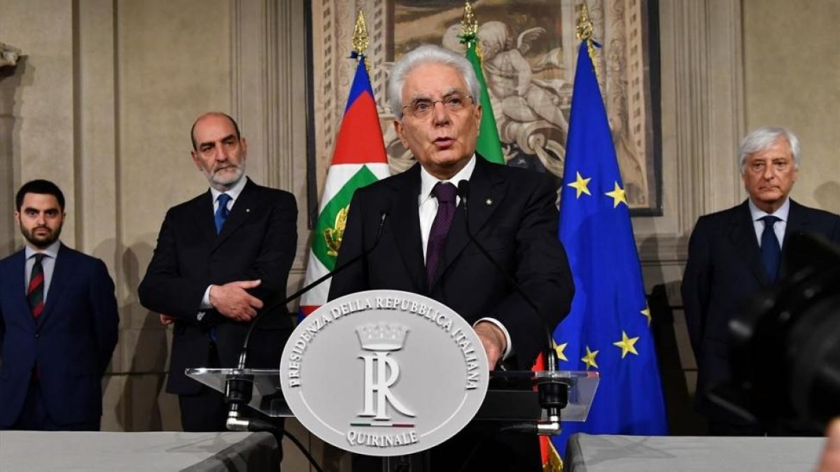 El presidente italiano Sergio Mattarella se dirige a los medios tras la reunión con el candidato a primer ministro Giuseppe Conte el pasado domingo 27 de mayo.-/ VINCENZO PINTO (AFP)