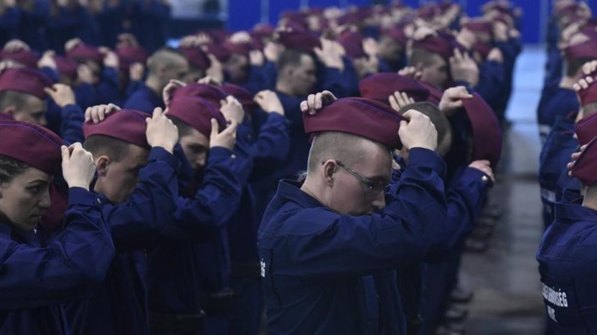 Nuevos agentes de las fuerzas fronterizas asisten a su graduación en Budapest (Hungría), el 7 de marzo.-EFE