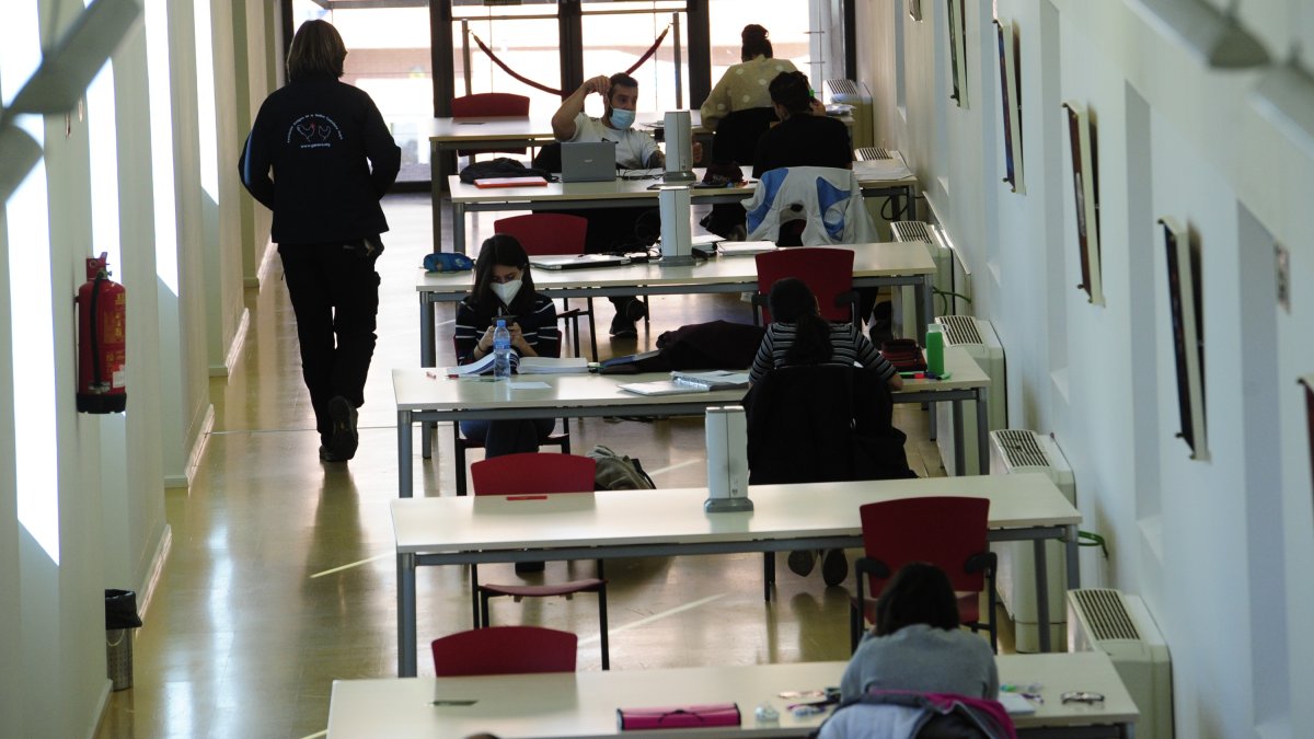 El PP pide la adaptación de los horarios de las bibliotecas. ISRAEL L. MURILLO