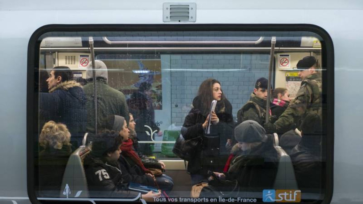 Soldados franceses vigilan el interior de un vagón de metro en la estación de metro de Trocadero en París (Francia).-Foto: EFE