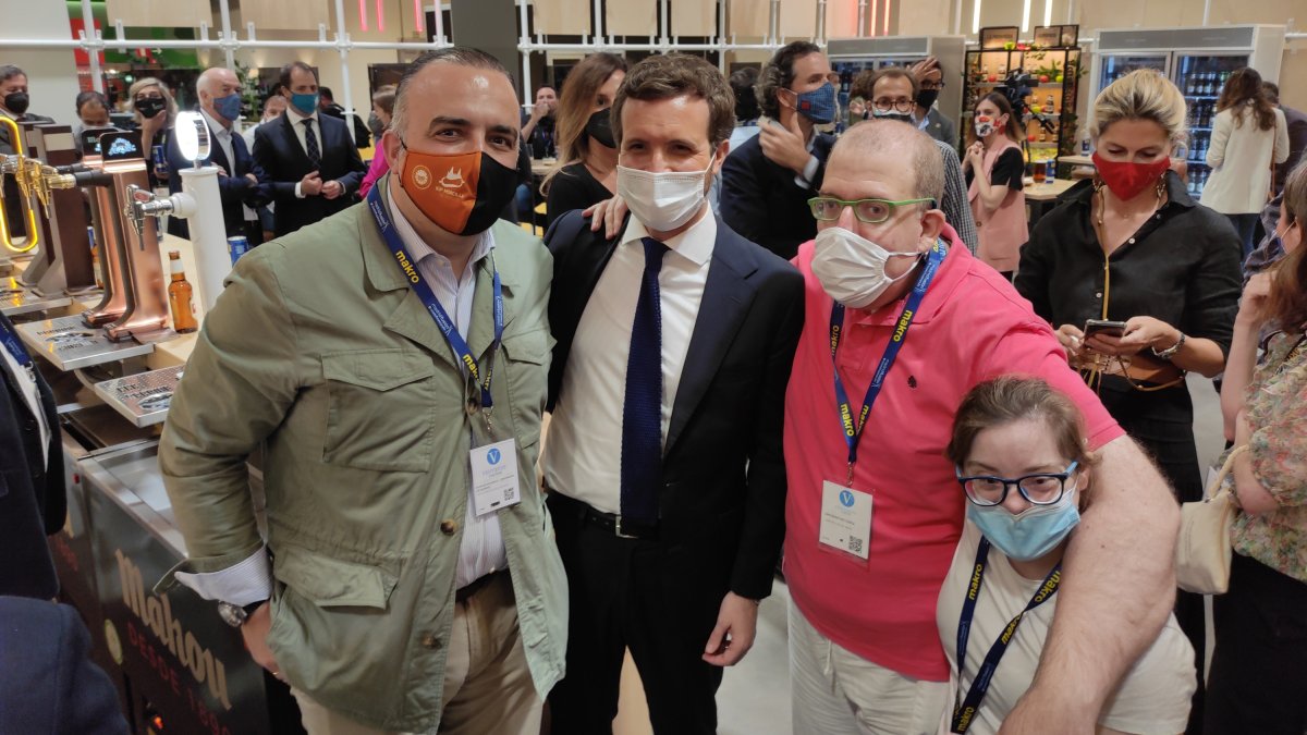 Rafael González, director general de la IGP Morcilla de Burgos, junto a Pablo Casado y los actores José de Luna y Gloria Ramos. ECB