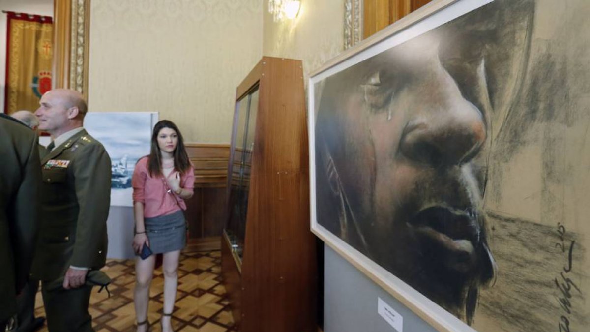 La pintura de Francisco Ortega, situada en el Salón del Trono, no tiene título pero su autor da por bueno el de ‘Los soldados también lloran’.-Raúl Ochoa