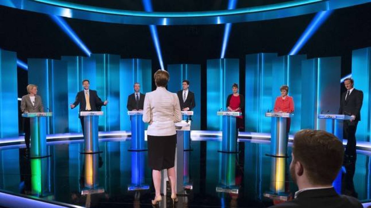 De izquierda a derecha, Natalie Bennett (Verdes), Nick Clegg (Liberal Demócratas), Nigel Farage (UKIP), Ed Miliband (Partido Laborista), Leanne Wood (Plaid Cymru), Nicola Sturgeon (SNP) y David Cameron (Partido Conservador ), durante el único debate telev-Foto: AFP / KEN MCKAY