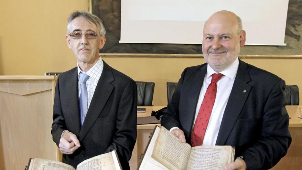 PabloMolinero y JuanJosé García, responsables de la editorial, con las réplicas de los cartularios.-ECB