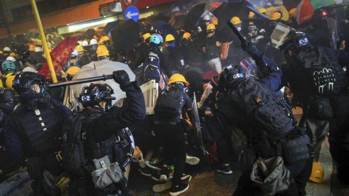 La policía se enfrenta a un grupo de manifestantes en Hong Kong.-AP