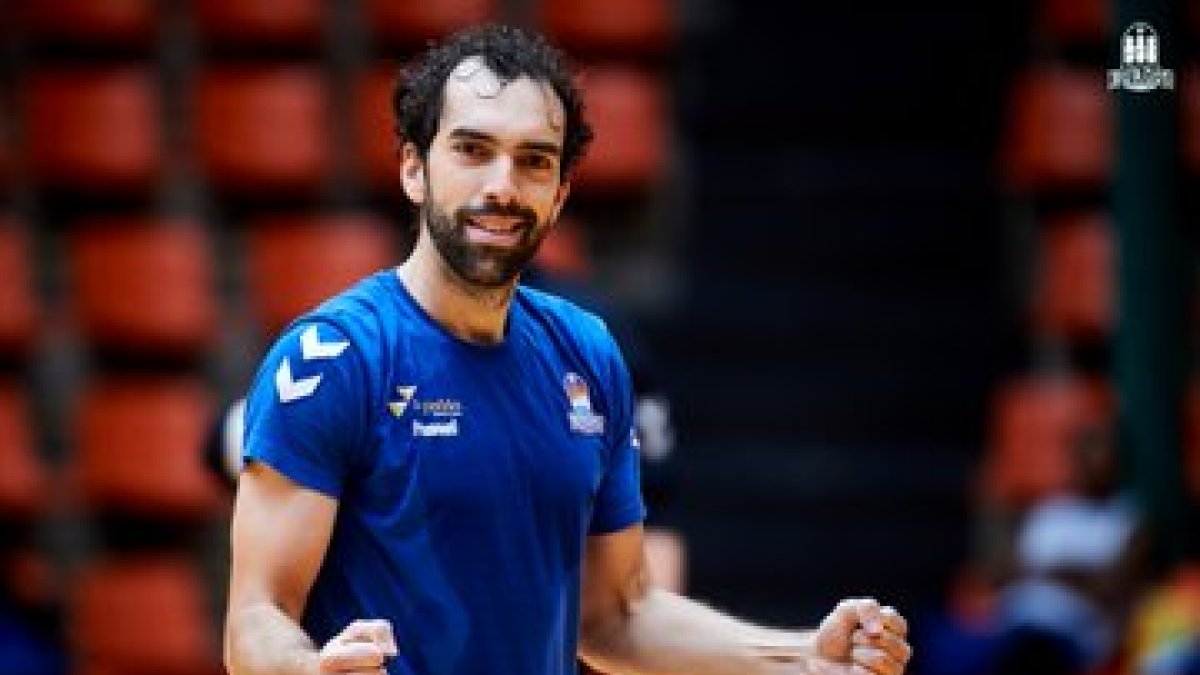 Gesto cómplice de Benite duante un entrenamiento en El Plantío. TWITTER / @SANPABLOBURGOS