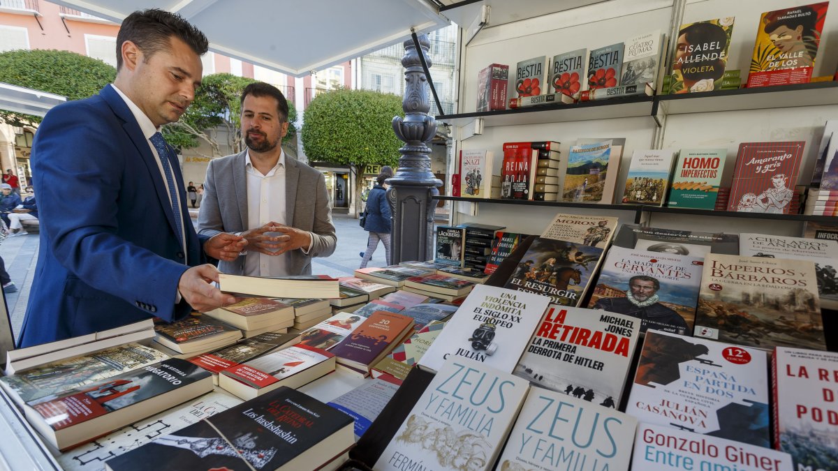 Tudanca charla con De la Rosa en la Feria del Libro. SANTI OTERO