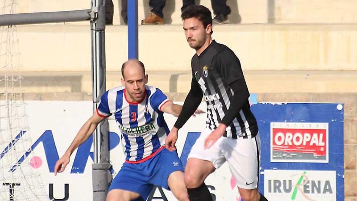 Diego Suárez conduce el balón en el choque ante el Izarra en Merkatondoa.-NOTICIAS DE NAVARRA