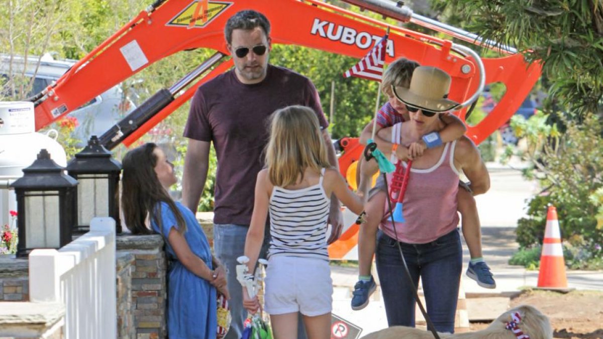 Ben Affleck y su exmujer, Jennifer Garner, con sus hijos en Los Angeles.-SPLASH NEWS