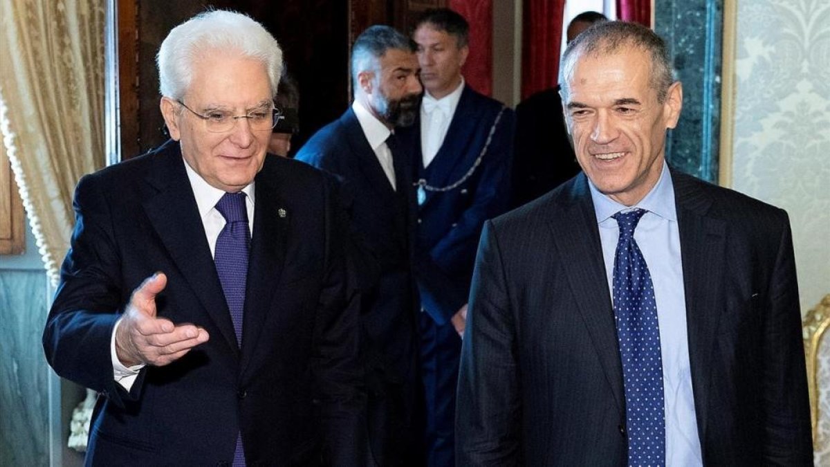 El presidente italiano, Sergio Mattarella (derecha) junto a Carlo Cottarelli en el Palacio del Quirinal en Roma.-/ REUTERS