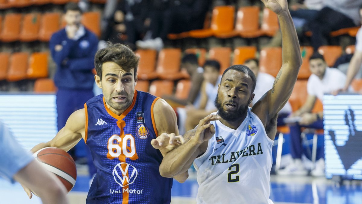 Ayoze Alonso supera la defensa del Talavera en El Plantío. SANTI OTERO