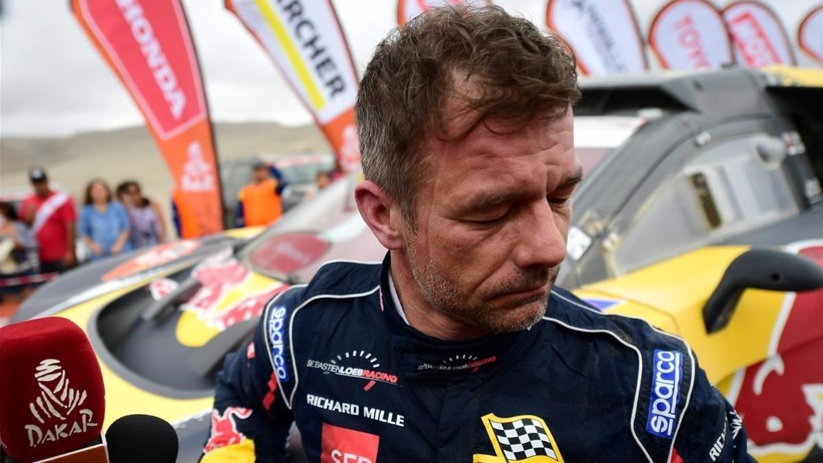 Sébastien Loeb (Peugeot), disgustado a su llegada a San Juan de Marcona.-AFP