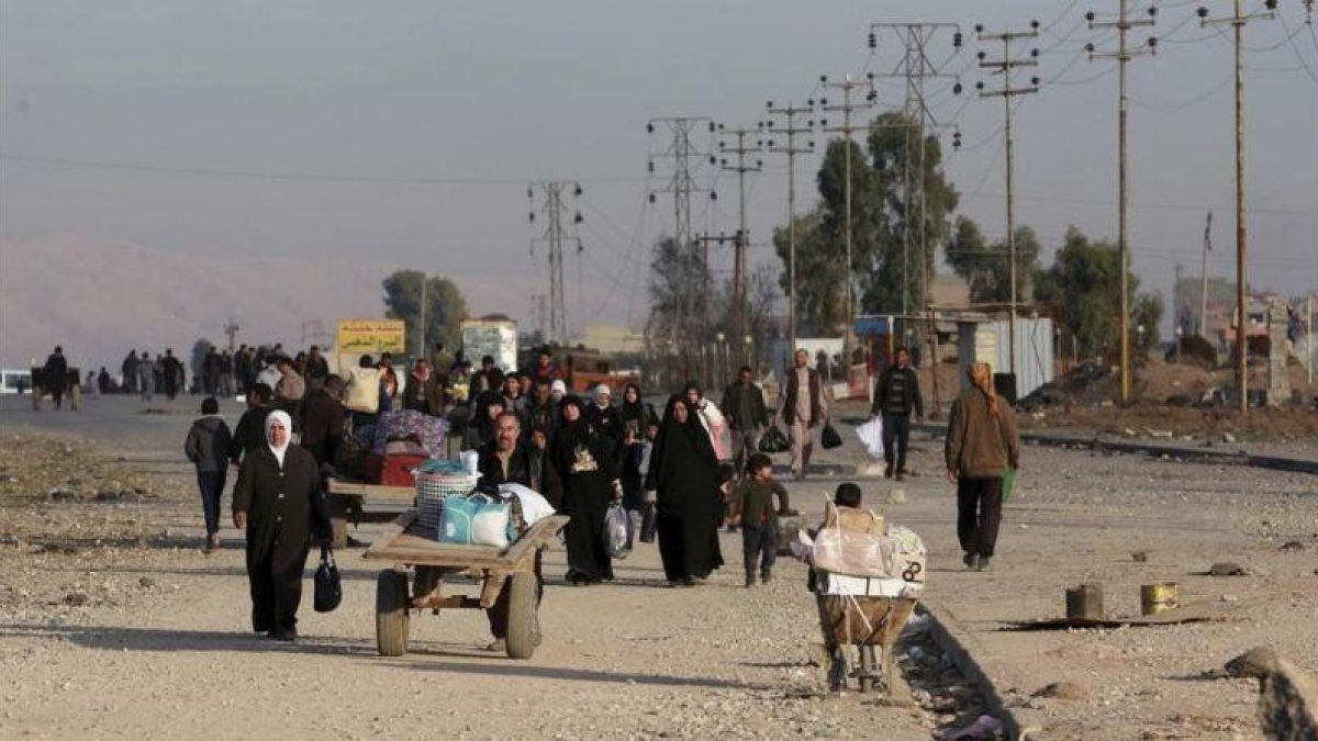 Civiles regresan a sus hogares en un barrio de Mosul recuperado por el Ejército iraquí.-AP / KHALID MOHAMMED