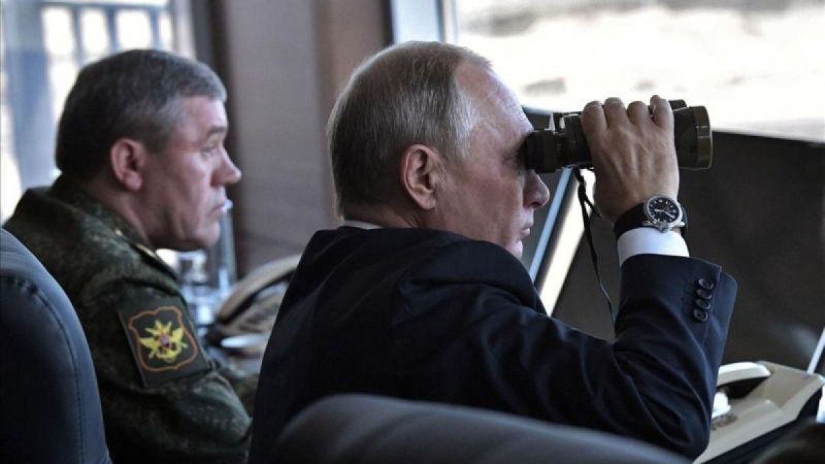 Putin observa con unos prismáticos el desarrollo de las maniobras militares en Tsugol.-ALEXEY NIKOLSKY