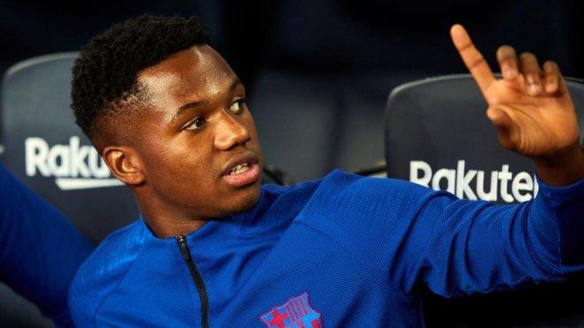 Ansu Fati, en el banquillo del Camp Nou durante el Barça-Sevilla.-EFE / ALEJANDRO GARCÍA