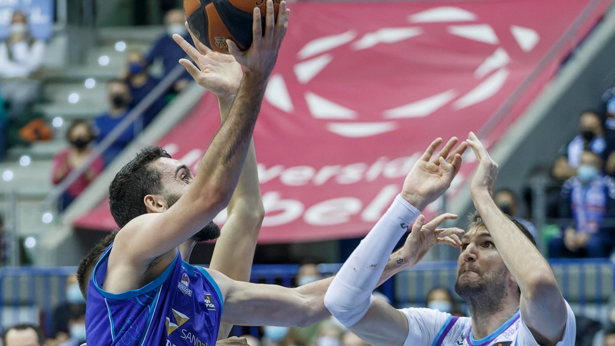 Marc García fuerza la penetración. SANTI OTERO