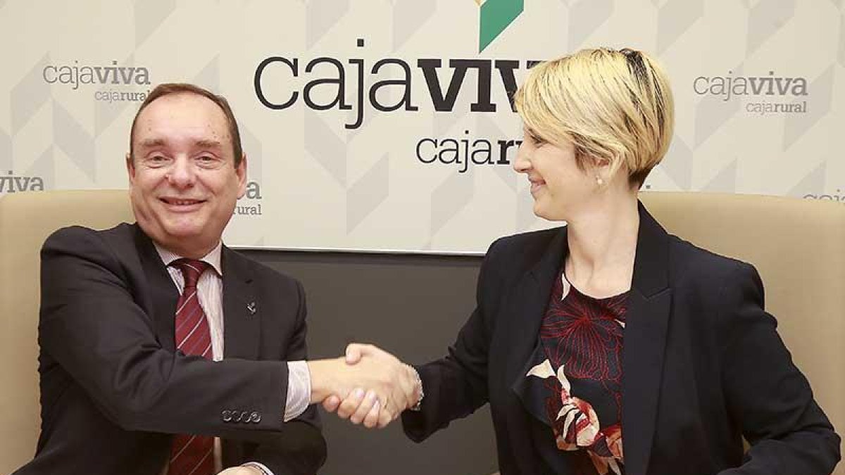 Sobremonte y Martín firmaron ayer el nuevo acuerdo de colaboración.-R. O.