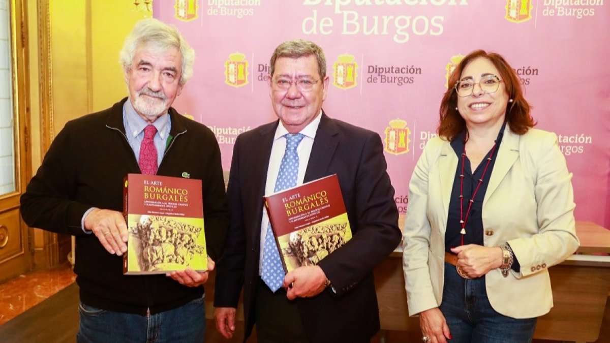 Félix Palomero, César Rico y Raquel Contreras presentan el segundo tomo de 'El Arte Románico Burgalés'. TOMÁS ALONSO