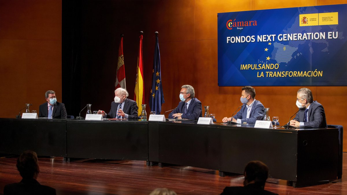 Izquierdo (centro) estuvo acompañado por Rico, Méndez Pozo, De la Rosa y Saiz en la charla con empresarios. SANTI OTERO