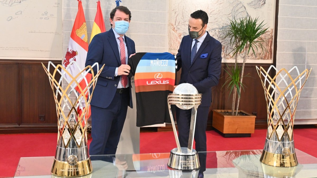Mañueco y Sancho posan con la camiseta del equipo en presencia de los tres trofeos conquistados por el Hereda San Pablo. JUNTA DE CASTILLA Y LEÖN