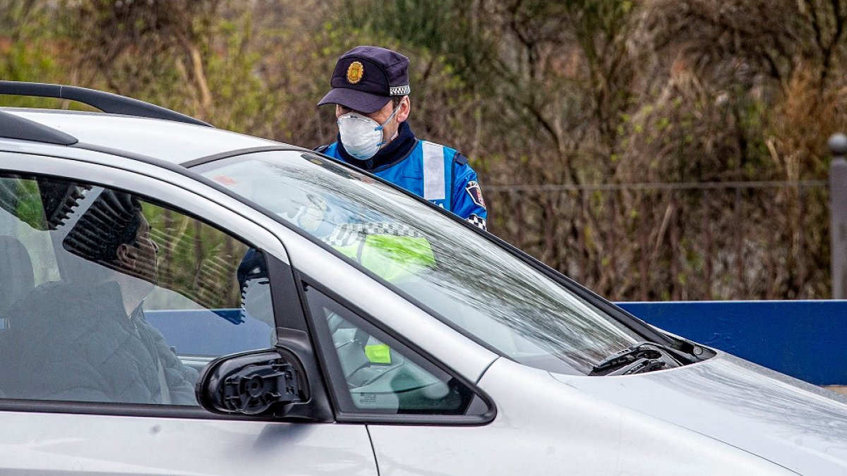 Un agente de Policía Local da el alto a un conductor en un control. RAÚL G. OCHOA