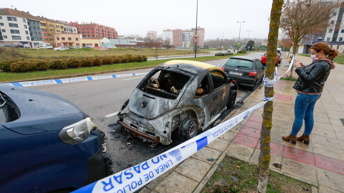Vehículo calcinado en la avenida de la Independencia. TOMÁS ALONSO