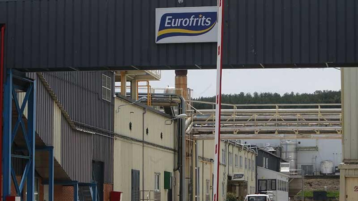 Imagen de la entrada principal de la empresa Eurofrits, en el polígono de Villalonquéjar.