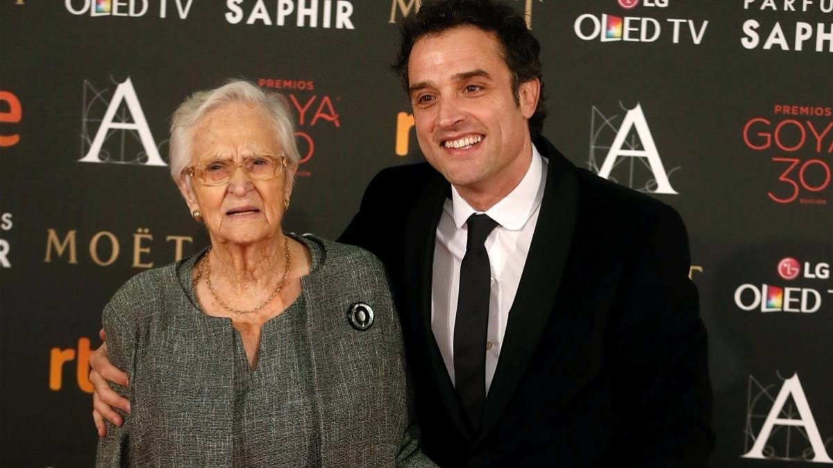 Antonia Guzmán, junto a su nieto Daniel-JUANJO MARTÍN (EFE)