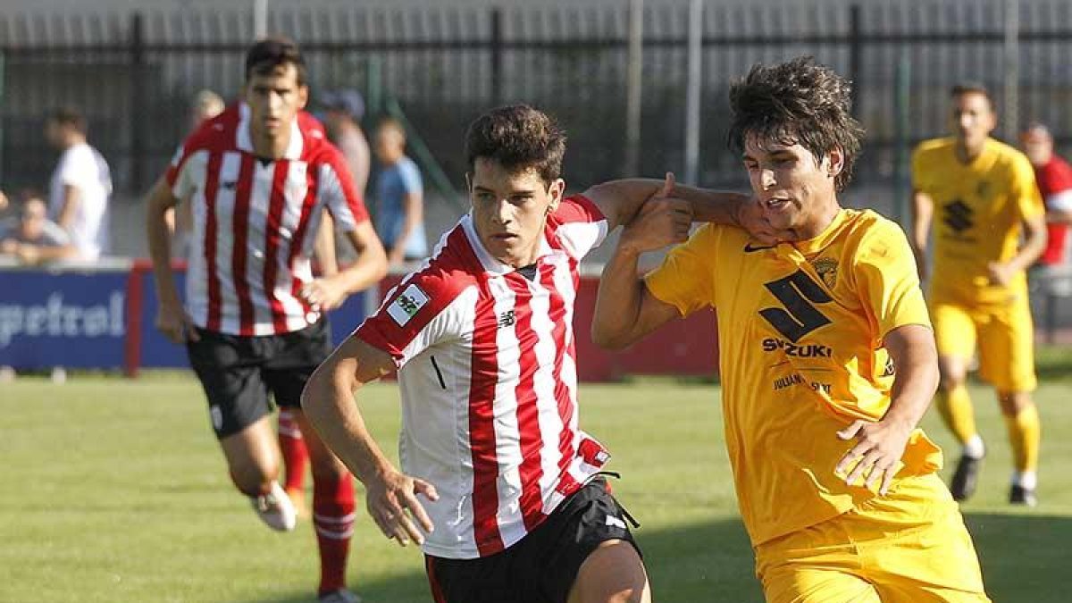 Soto pugna con un jugador del Athletic B durante un encuentro de pretemporada.-SANTI OTERO
